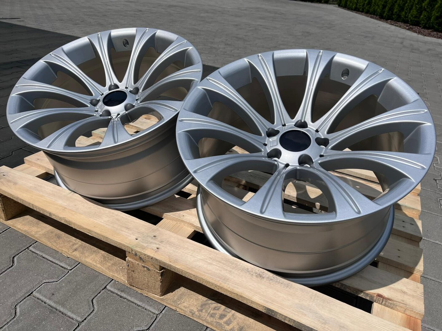 Model: 121/122 19" 9J ET15 + 10J ET15 5x120 Silver - obrazek 5