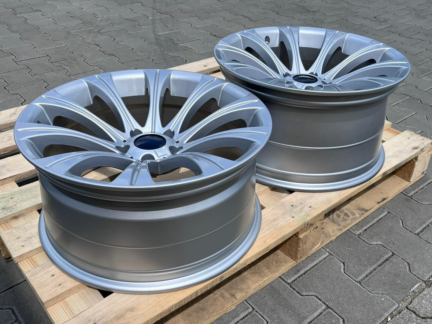 Model: 121/122 19" 9J ET15 + 10J ET15 5x120 Silver - obrazek 6