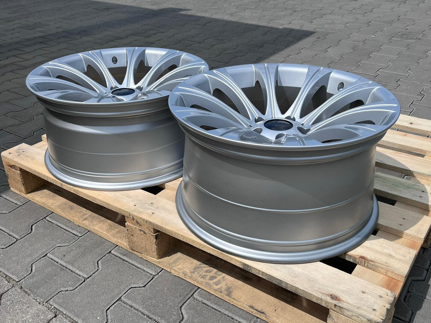 Model: 121/122 19" 9J ET15 + 10J ET15 5x120 Silver - obrazek 7