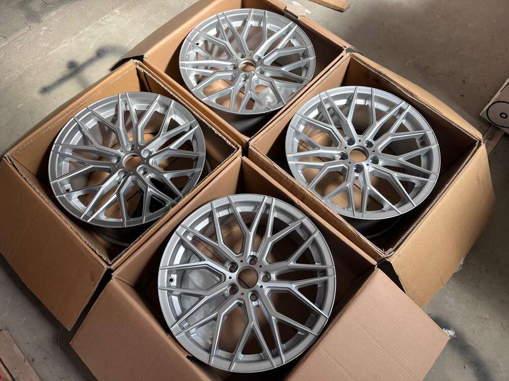 Outlet: Arceo Valencia 18" 8,5J ET35 5x108 Silver Diamond