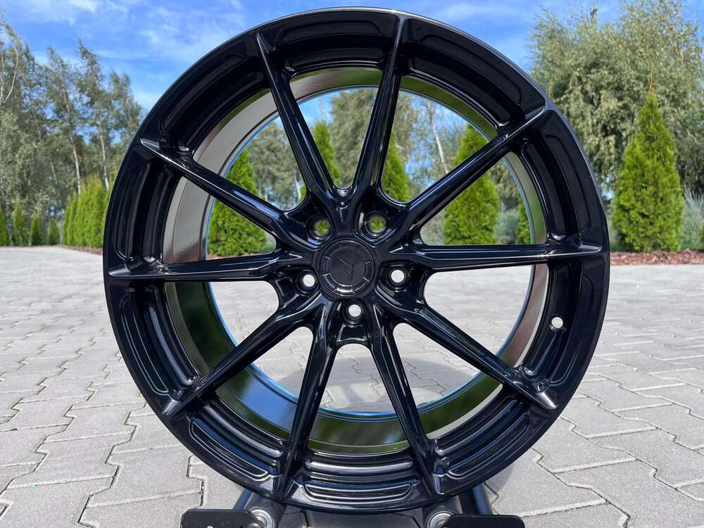 Outlet: Japan Racing JR37 19" 8,5J ET35 5x112 Gloss Black
