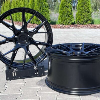 Outlet: Japan Racing JR42 20" 9J ET20 + 10J ET30 5x120 Gloss Black