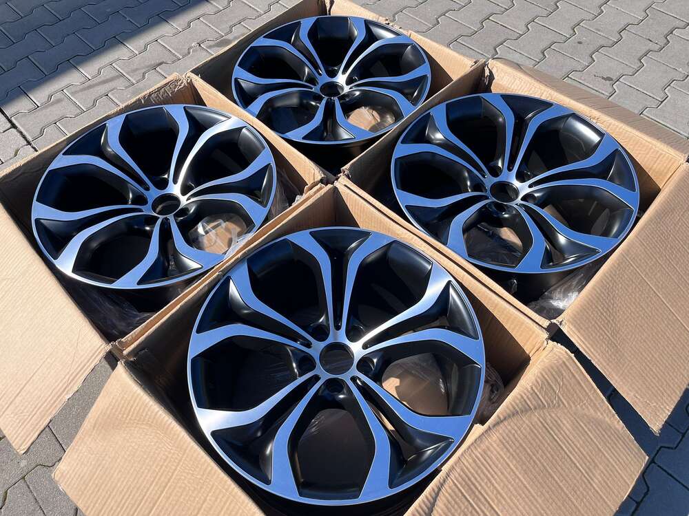 Outlet: Model B54992011 20" 1x10J + 3x11J 5x120 Black Machined Face