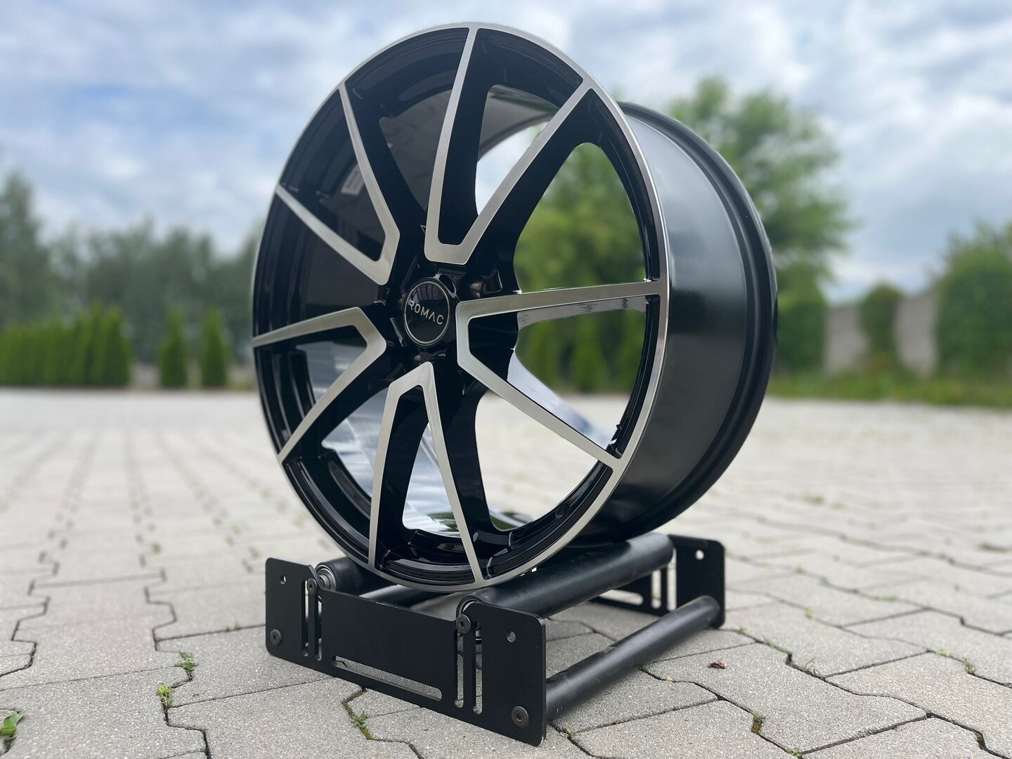 Romac Air 19" 8,5J ET42 5x114,3 Gloss Black with Polished Face - obrazek 4