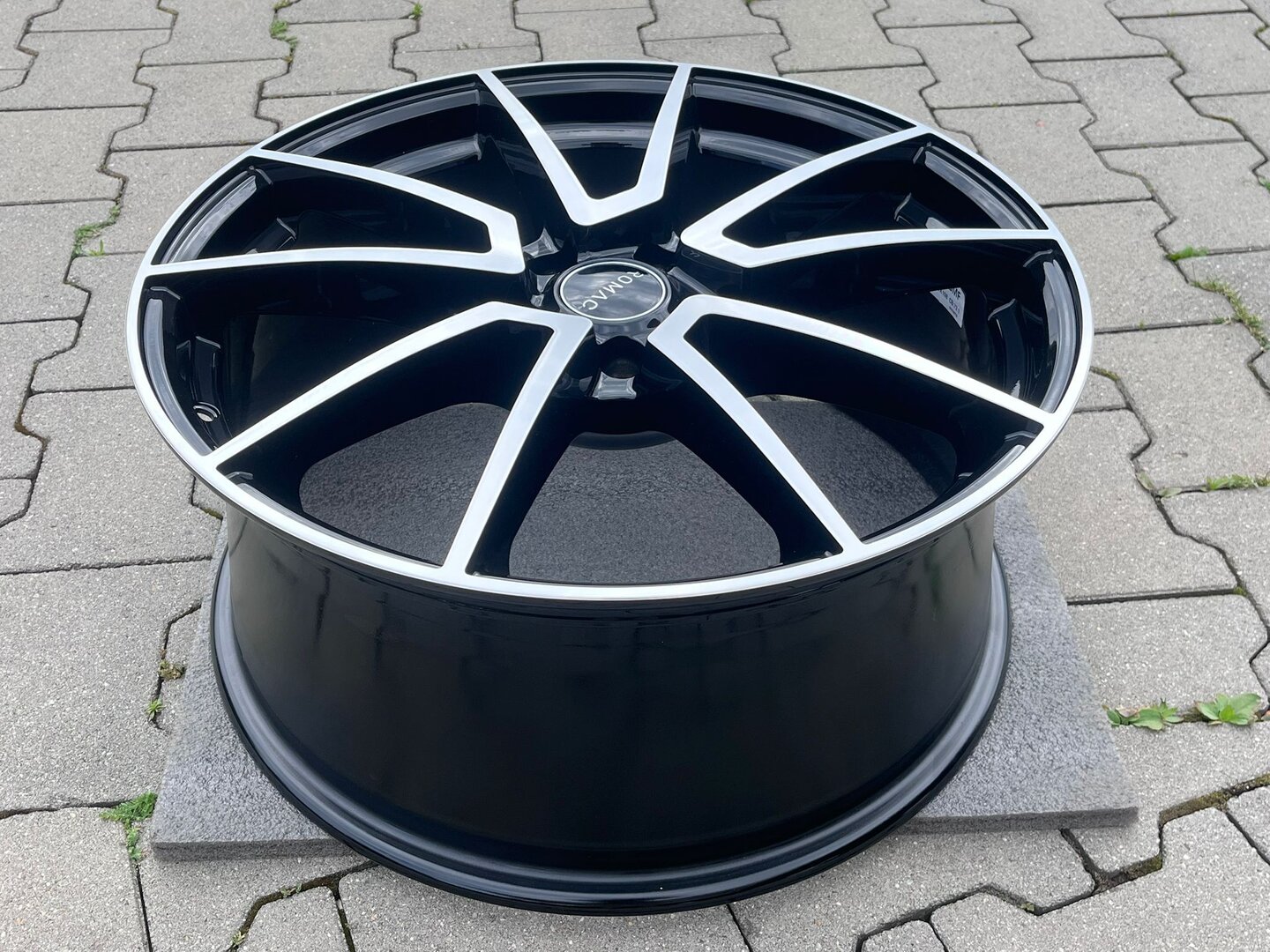 Romac Air 19" 8,5J ET42 5x114,3 Gloss Black with Polished Face - obrazek 5