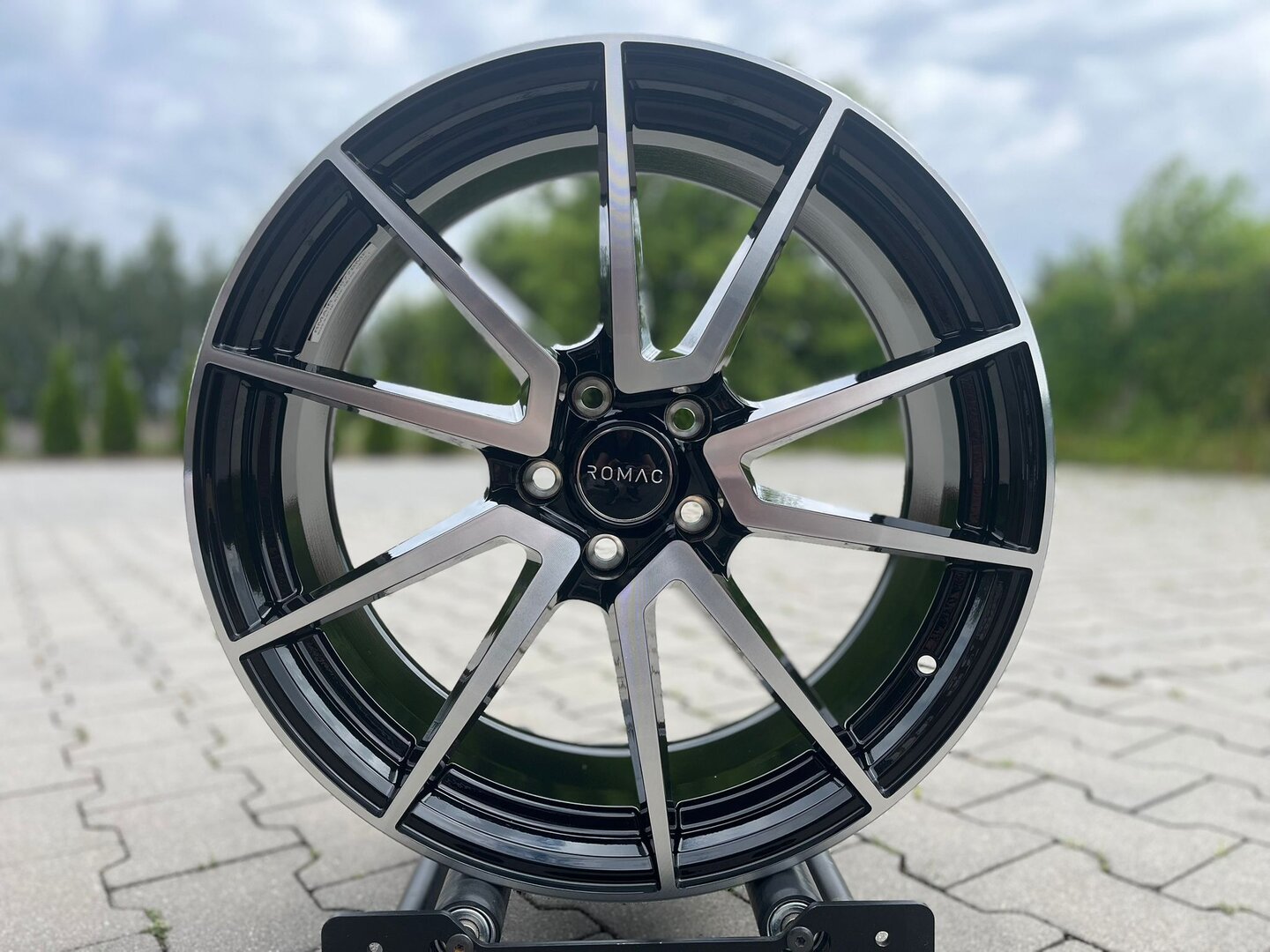 Romac Air 19" 8,5J ET45 5x108 Gloss Black with Polished Face - obrazek 2