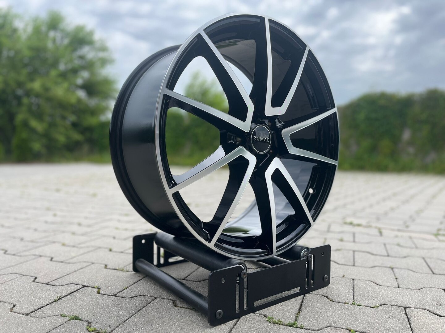 Romac Air 19" 8,5J ET45 5x108 Gloss Black with Polished Face - obrazek 3
