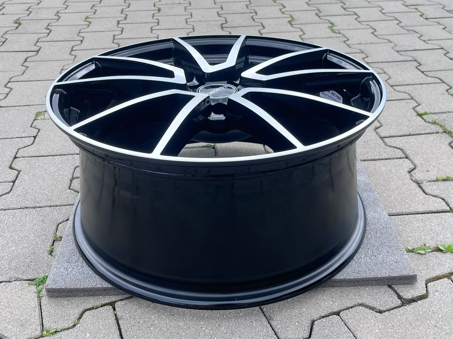 Romac Air 19" 8,5J ET45 5x108 Gloss Black with Polished Face - obrazek 6