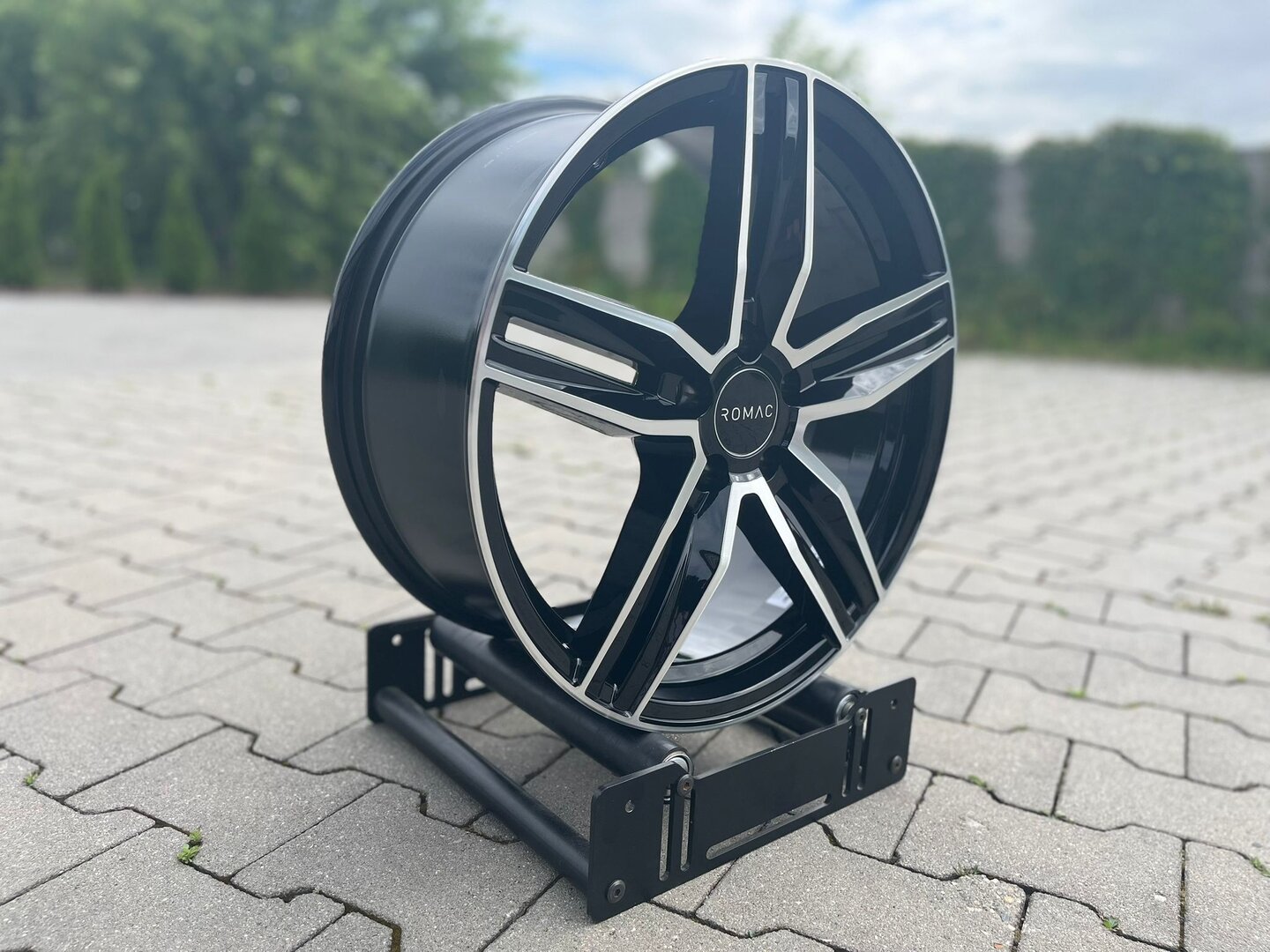 Romac Venom 18" 8J ET45 5x108 Gloss Black Polished Face - obrazek 3