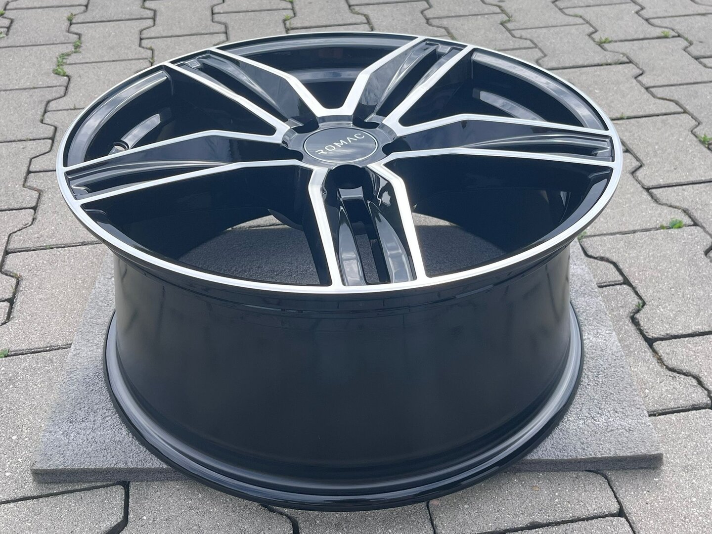 Romac Venom 18" 8J ET45 5x108 Gloss Black Polished Face - obrazek 5