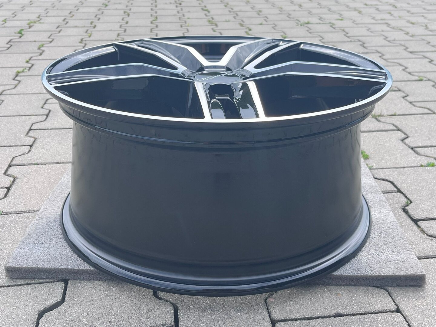 Romac Venom 18" 8J ET45 5x108 Gloss Black Polished Face - obrazek 6