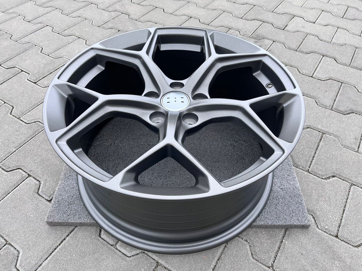 Model: AH2030 18" 8J ET42 5x112 Satin Dark Gunmetal - obrazek 2