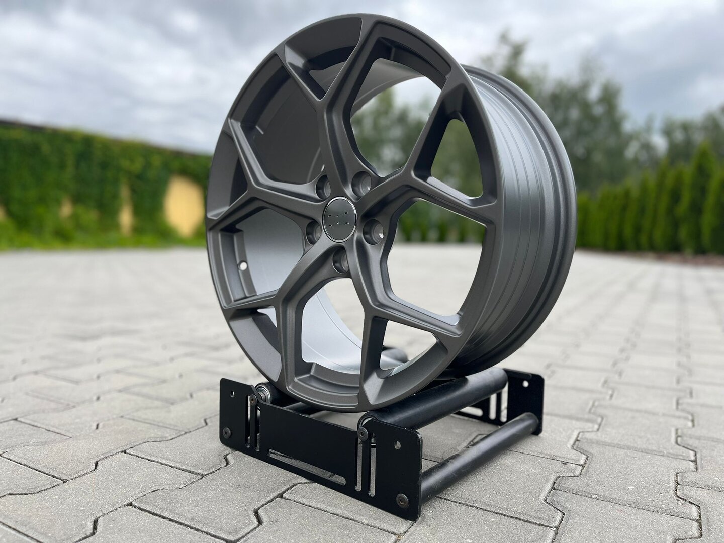 Model: AH2030 18" 8J ET42 5x112 Satin Dark Gunmetal - obrazek 3