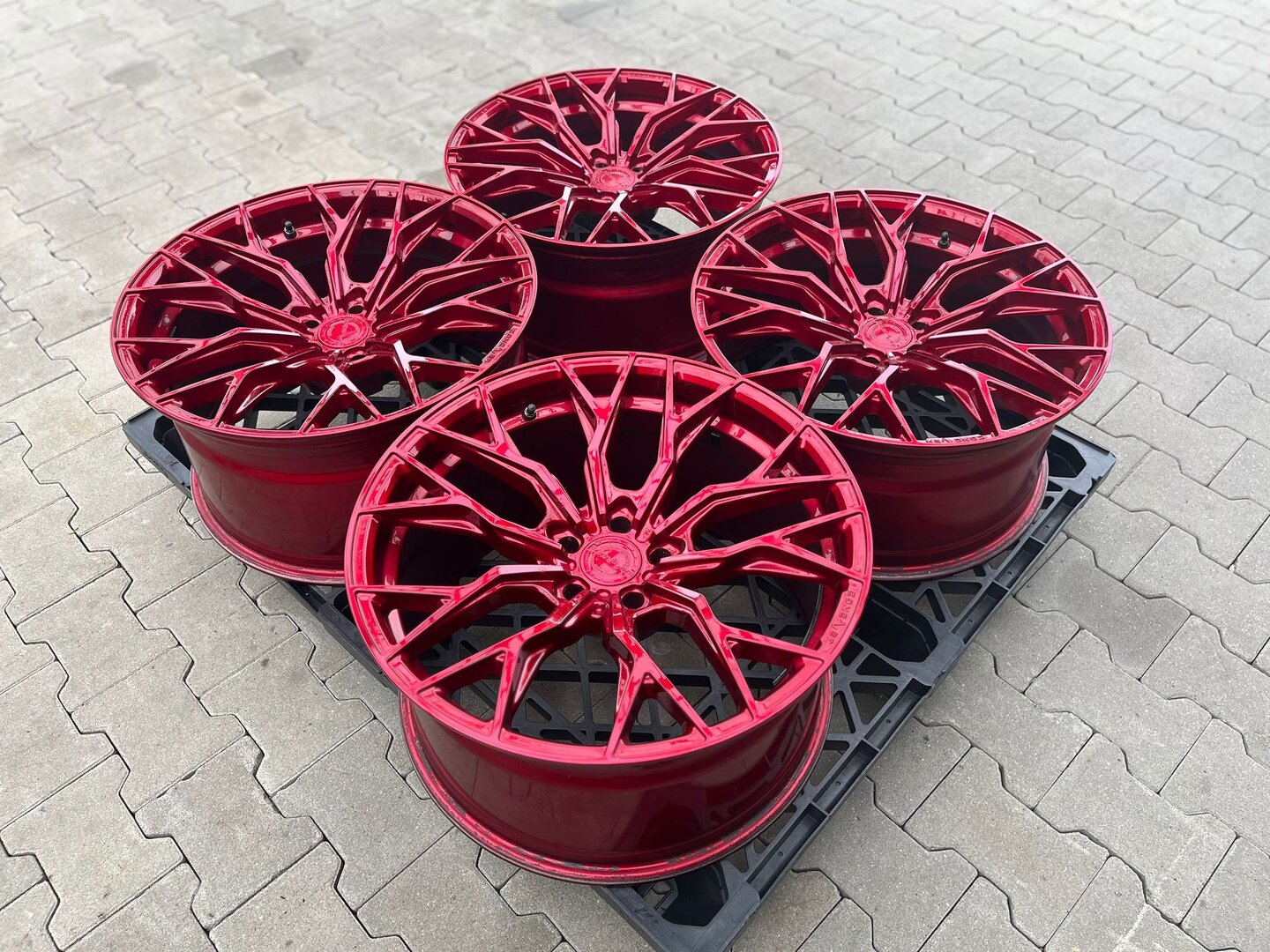 Concaver CVR1 20" 9,5J ET22 + 10,5J ET15 5x112 Candy Red - obrazek 15