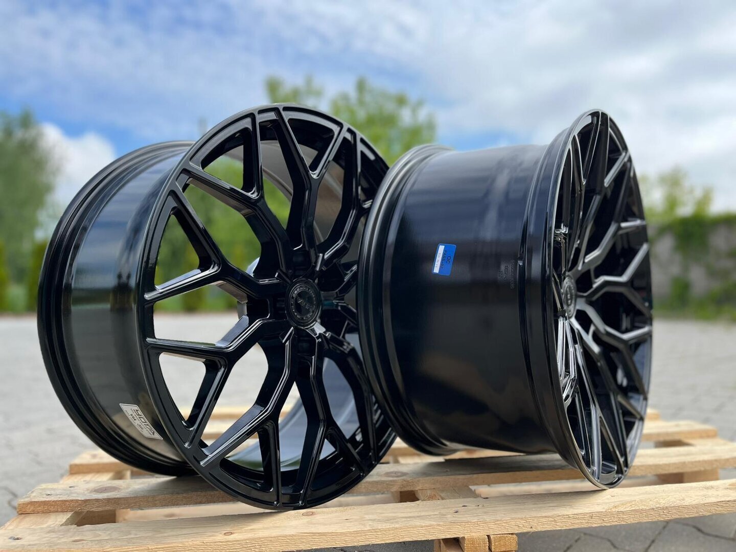 Yota Wheels YP1 20" 9J ET20-ET40 + 10J ET20-ET40 BLANK Gloss Black - obrazek 3