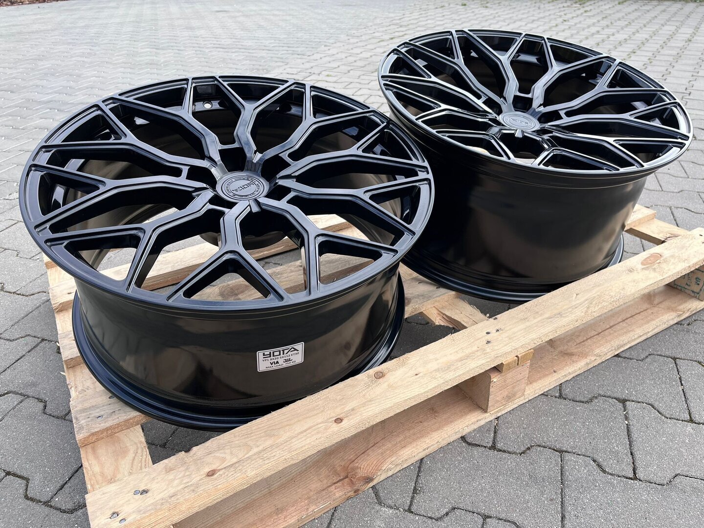 Yota Wheels YP1 20" 9J ET20-ET40 + 10J ET20-ET40 BLANK Gloss Black - obrazek 5