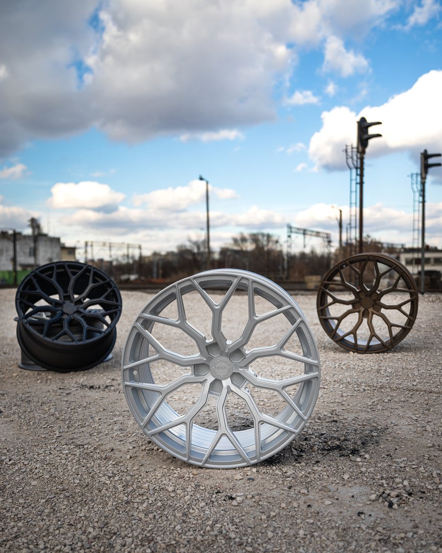 Yota Wheels YP1 20" 9J ET20-ET45 + 10J ET20-ET45 BLANK Gloss Silver - obrazek 7