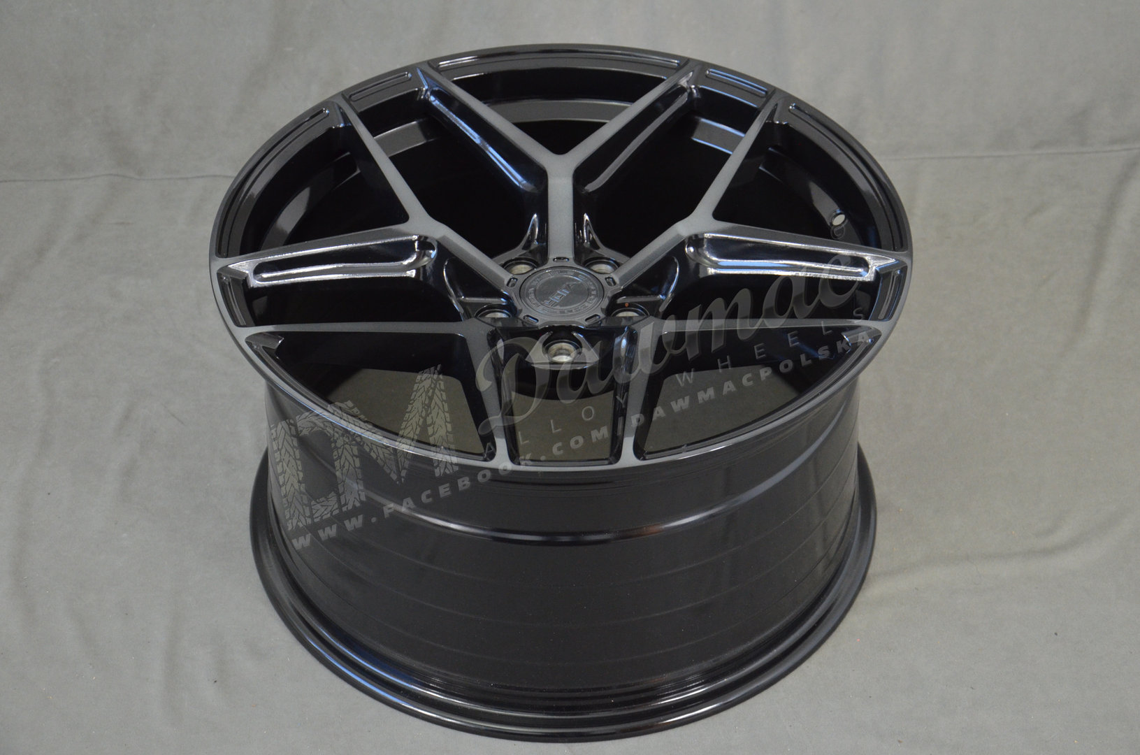 Yota Wheels YP5 20" 10,5J ET20-ET45 5x108-5x120 Black Glossy Tint - obrazek 5