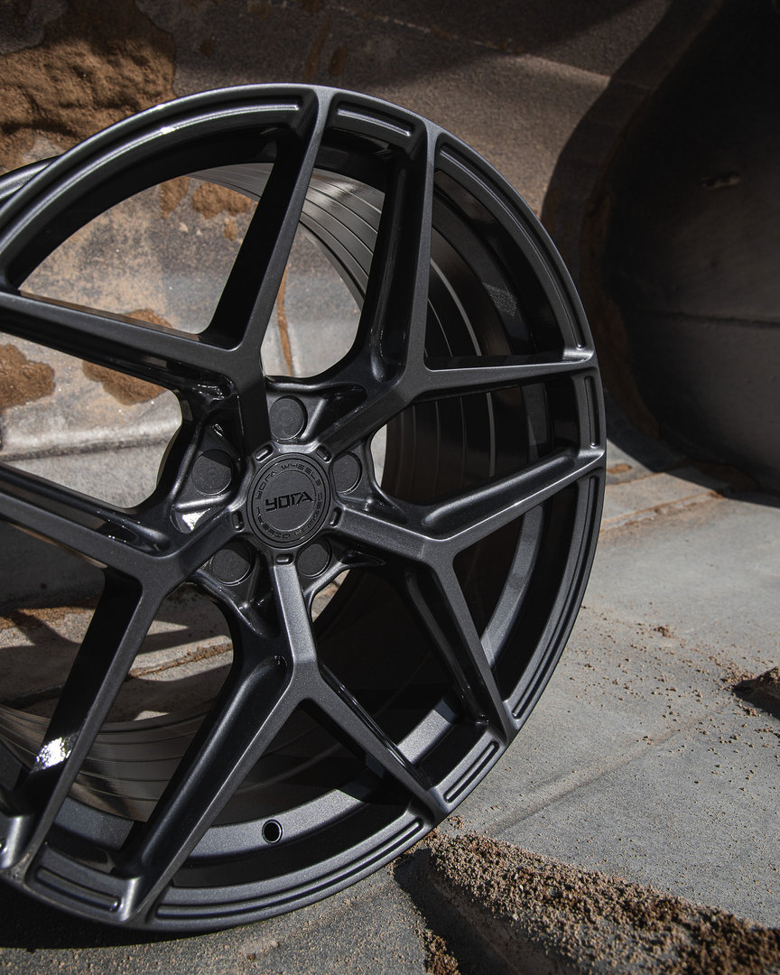 Yota Wheels YP5 20" 10,5J ET20-ET45 5x108-5x120 Hyper Glossy Graphite - obrazek 8