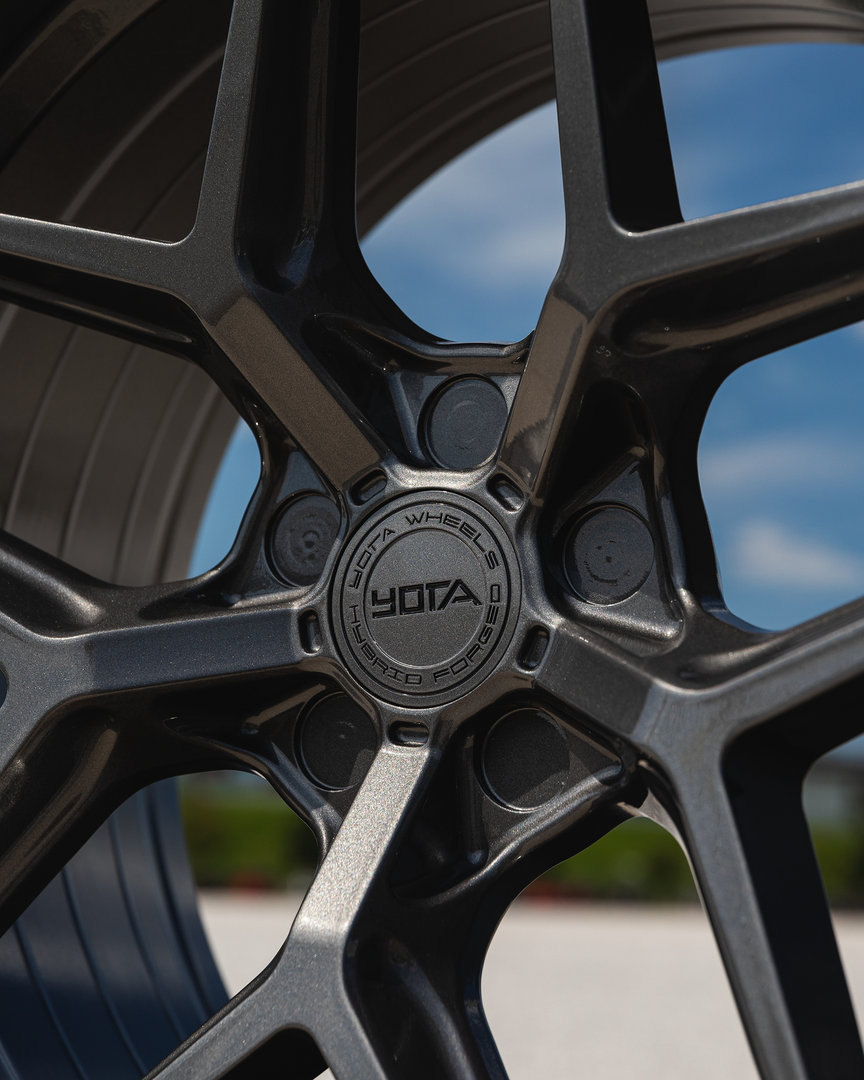 Yota Wheels YP5 20" 9J ET20-ET45 + 10,5J ET20-ET45 5x108-5x120 Hyper Glossy Graphite - obrazek 7