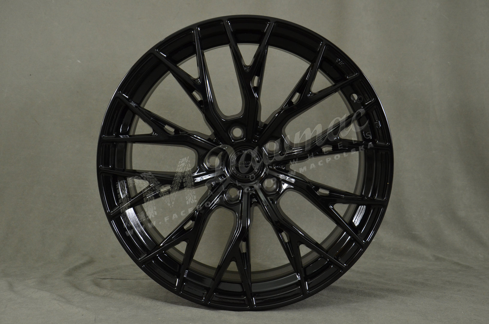 Yota Wheels YP7 20" 8,5J ET25-ET42 + 10J ET25-ET42 BLANK Gloss Black - obrazek 2