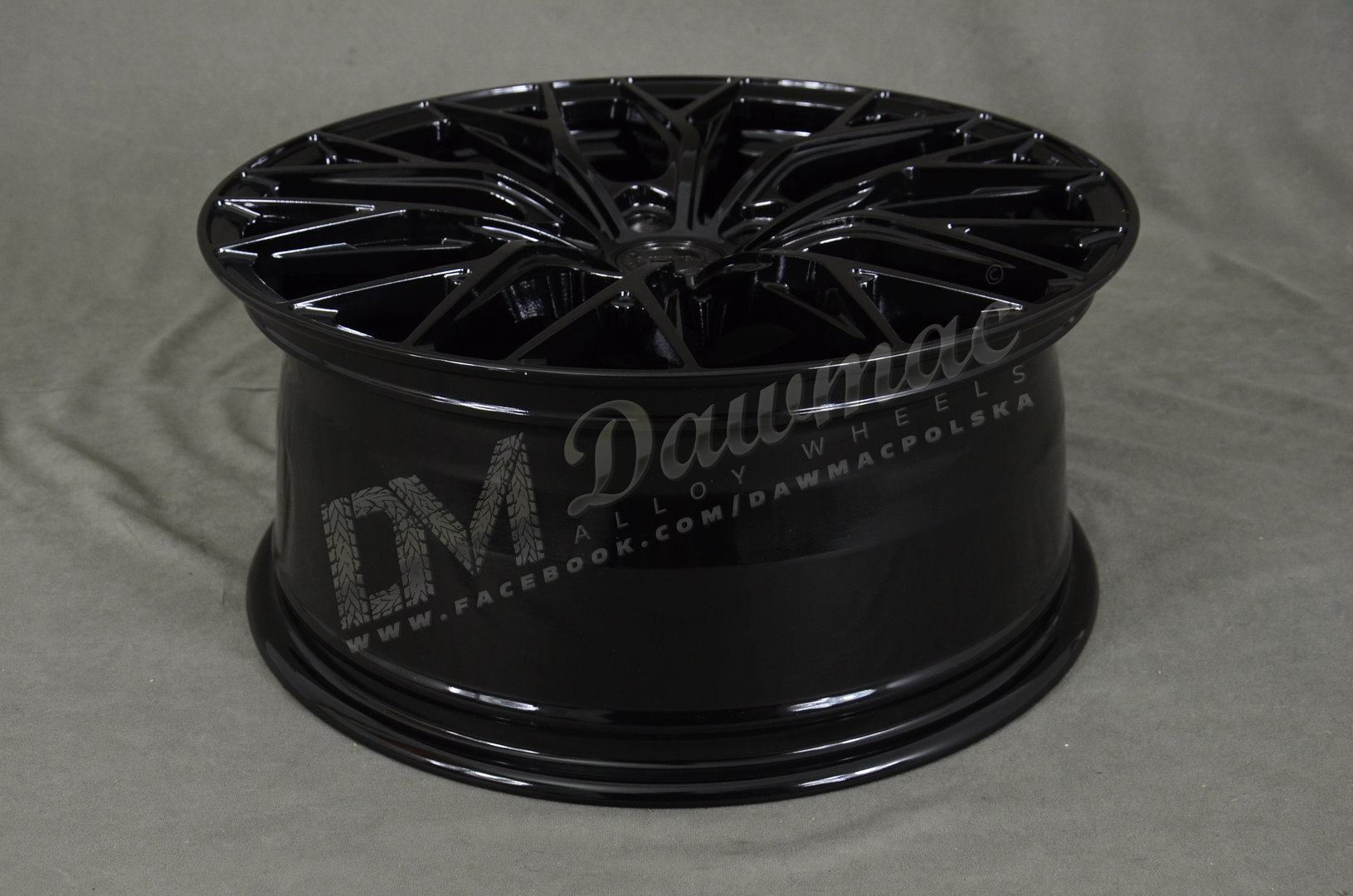 Yota Wheels YP7 20" 8,5J ET25-ET42 + 10J ET25-ET42 BLANK Gloss Black - obrazek 6