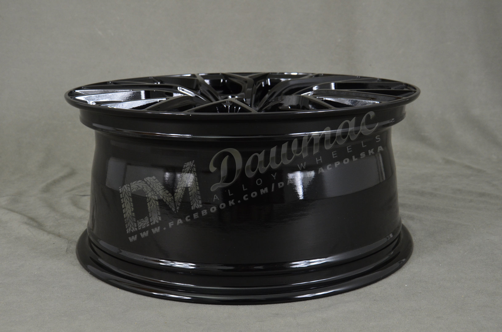 Yota Wheels YP7 20" 8,5J ET25-ET42 + 10J ET25-ET42 BLANK Gloss Black - obrazek 7