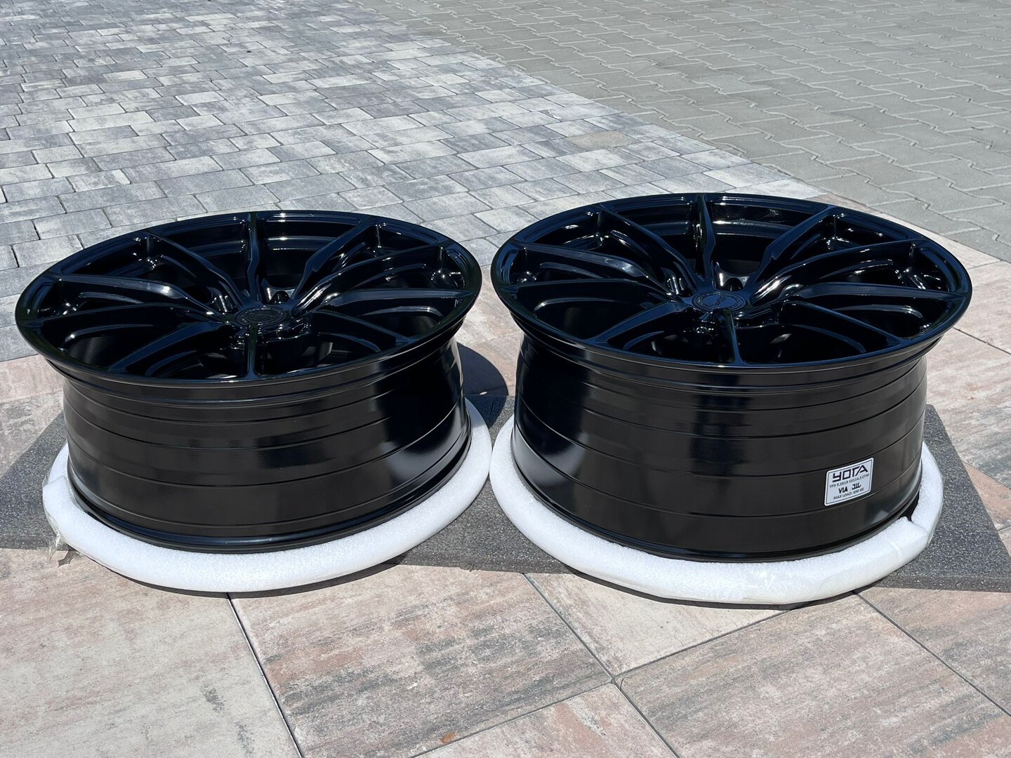 Yota Wheels YP9 19" 8,5J ET27 + 9,5J ET37 5x112 Gloss Black - obrazek 6