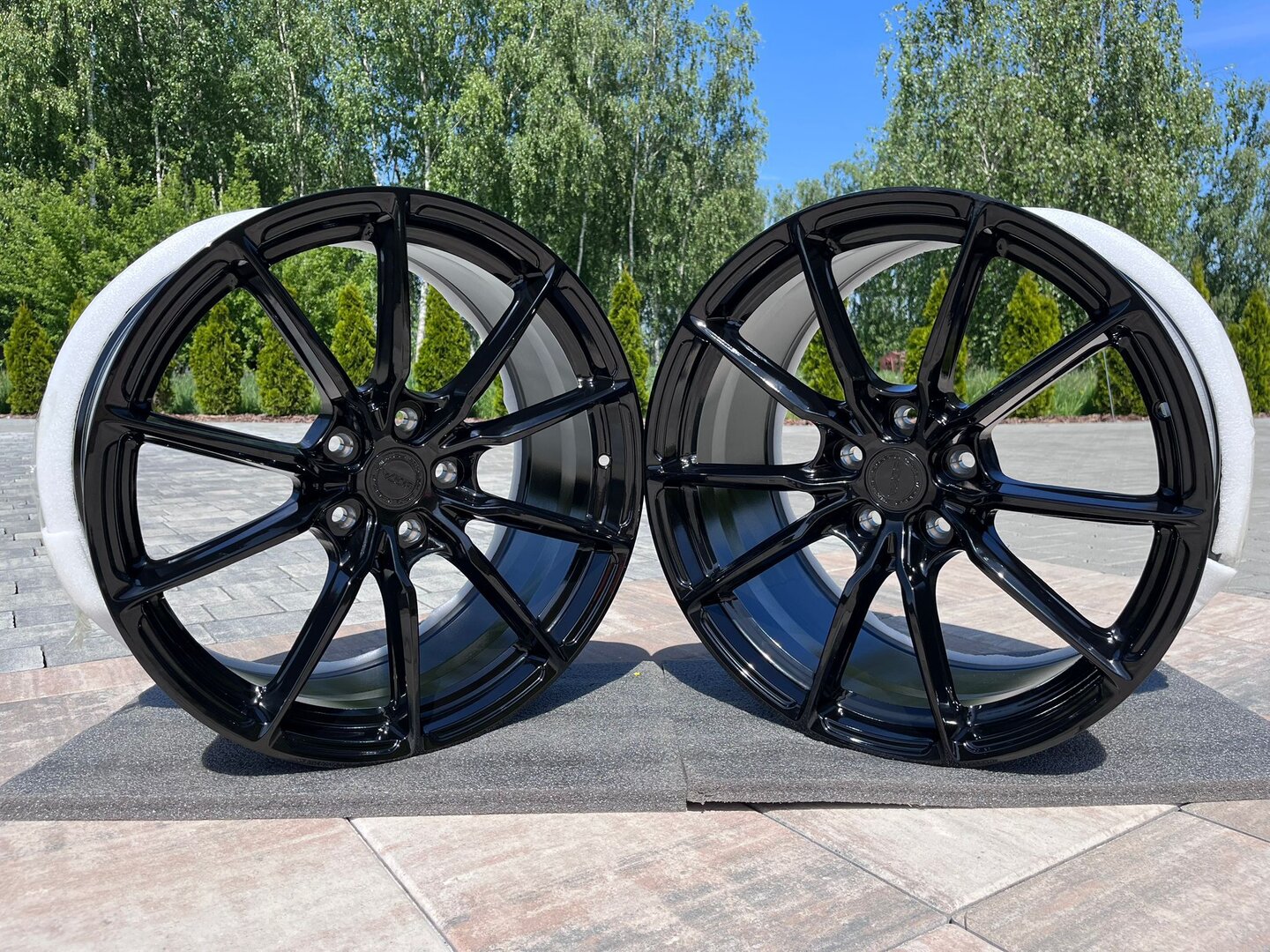 Yota Wheels YP9 19" 8,5J ET35 + 9,5J ET40 5x114,3 Gloss Black - obrazek 3