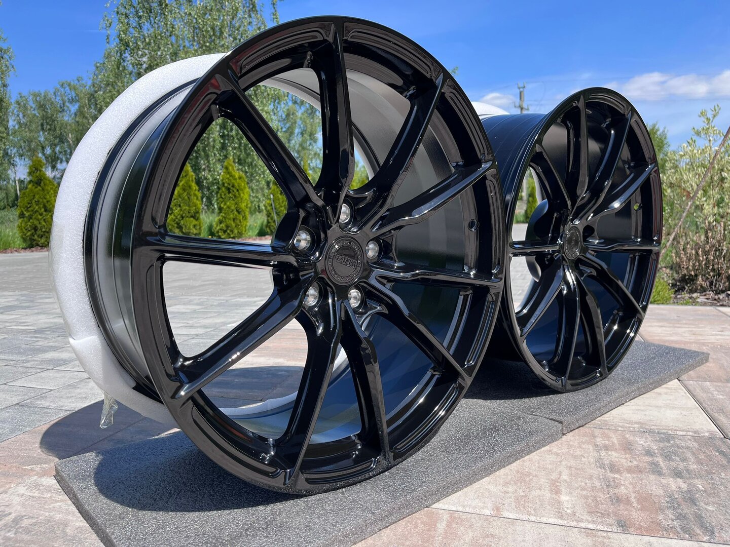 Yota Wheels YP9 19" 8,5J ET35 + 9,5J ET40 5x114,3 Gloss Black - obrazek 4