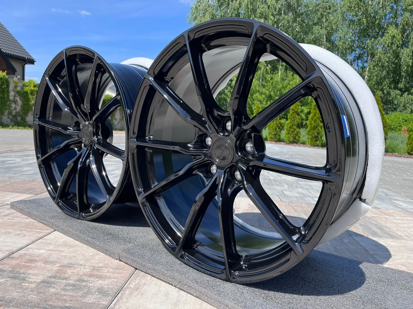 Yota Wheels YP9 19" 8,5J ET35 + 9,5J ET40 5x114,3 Gloss Black - obrazek 5