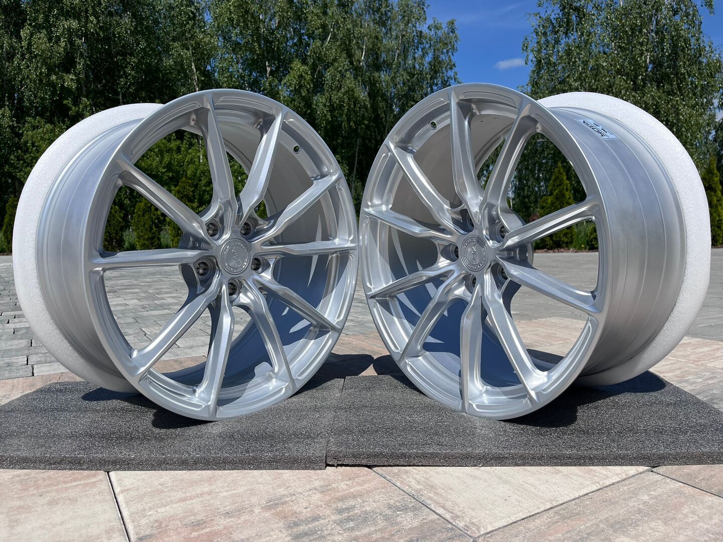 Yota Wheels YP9 19" 8,5J ET35 + 9,5J ET40 5x120 Gloss Silver - obrazek 3