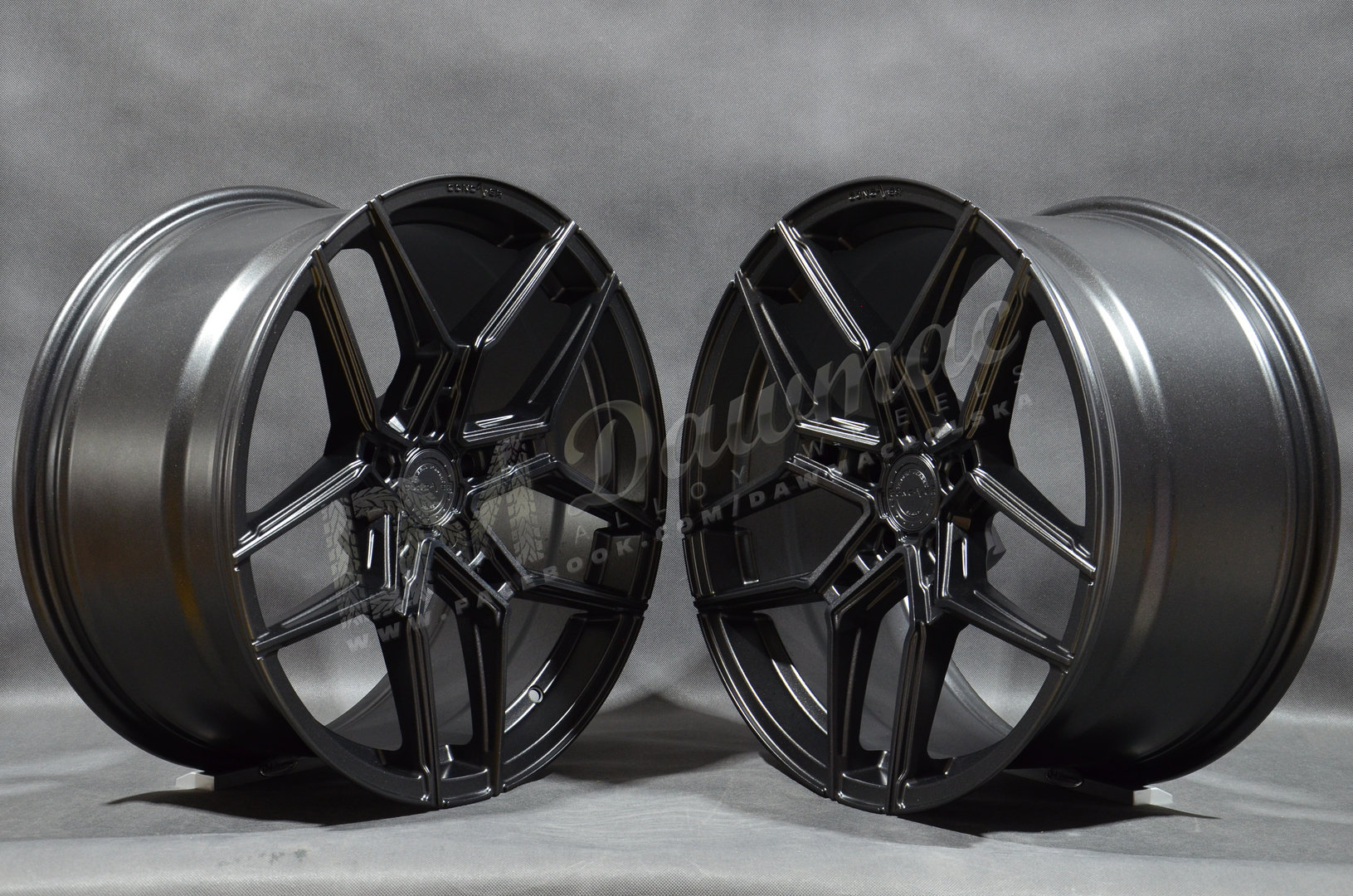 Concaver CVR5 20" 8J ET20-ET40 + 10J ET20-ET48 BLANK Carbon Graphite - obrazek 3