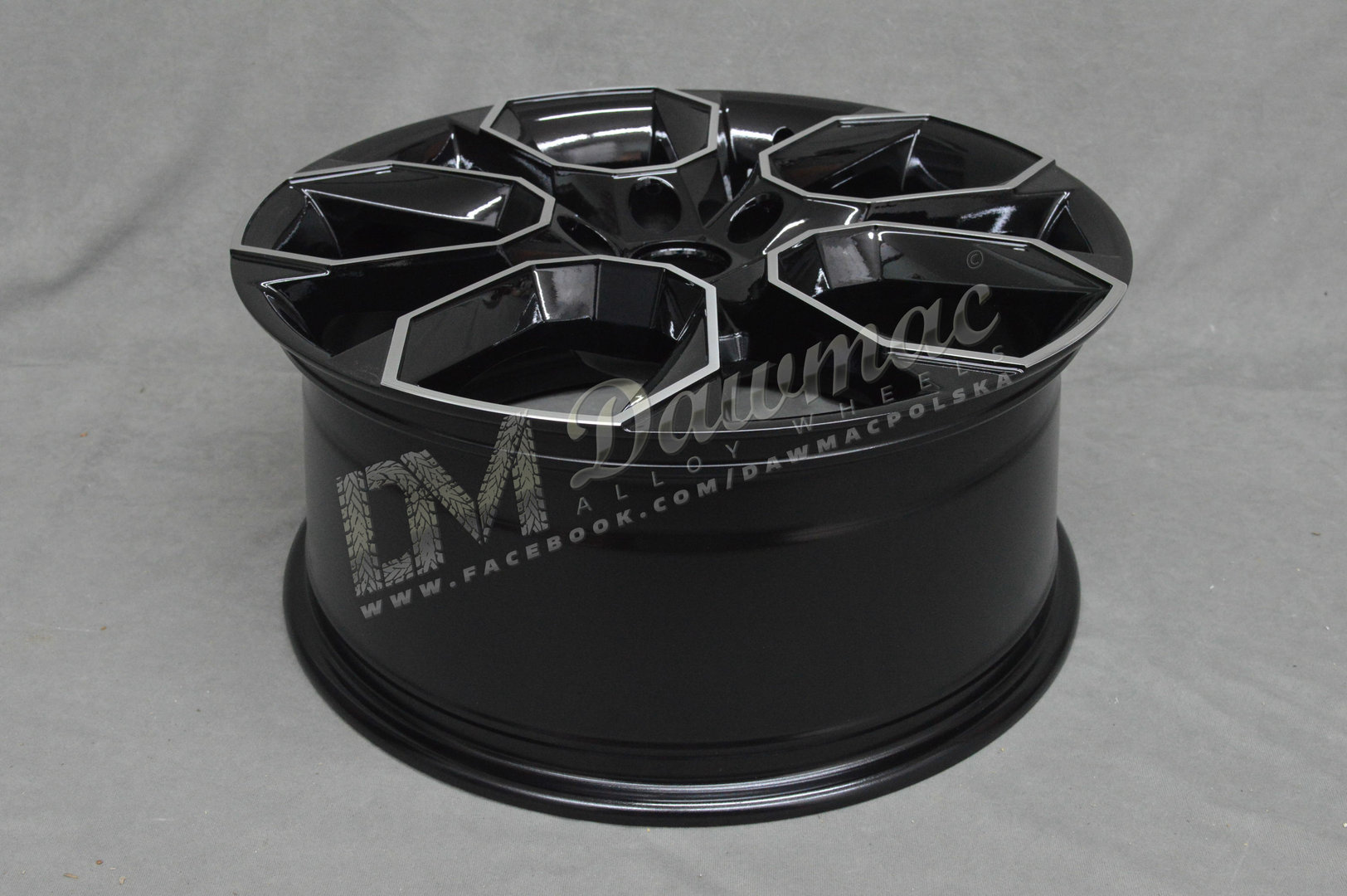 Carbonado Beast 19" 8,5J ET43 5x112 Black Front Polished - obrazek 6