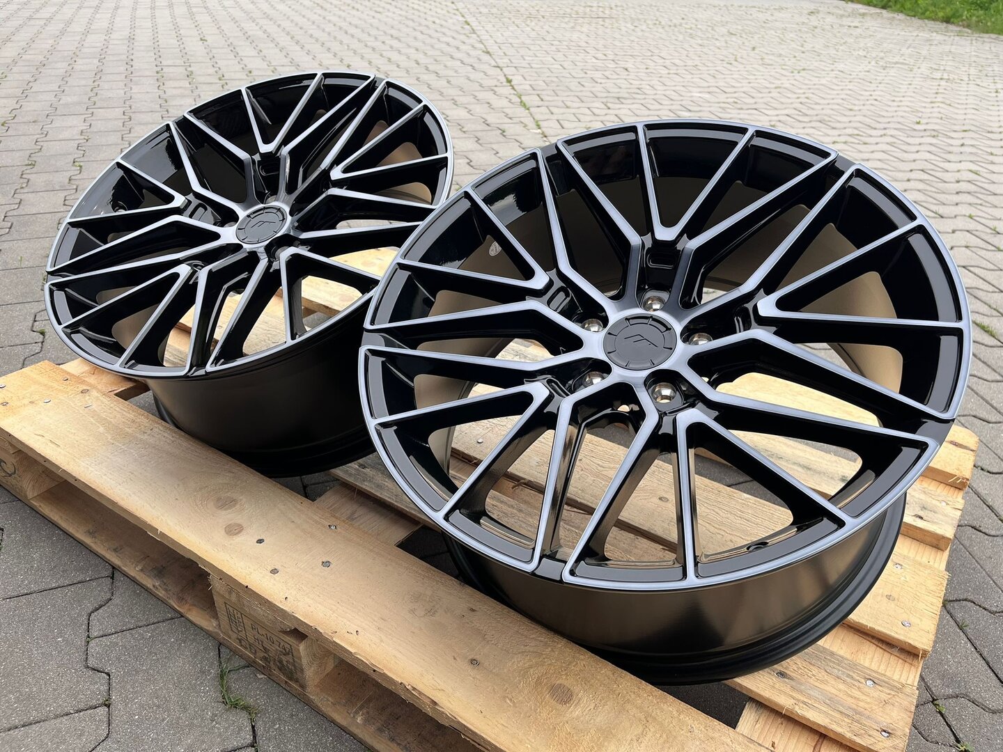 Japan Racing JR38 19" 8J ET35 + 9J ET40 5x112 Black Brushed w/Tinted Face - obrazek 5