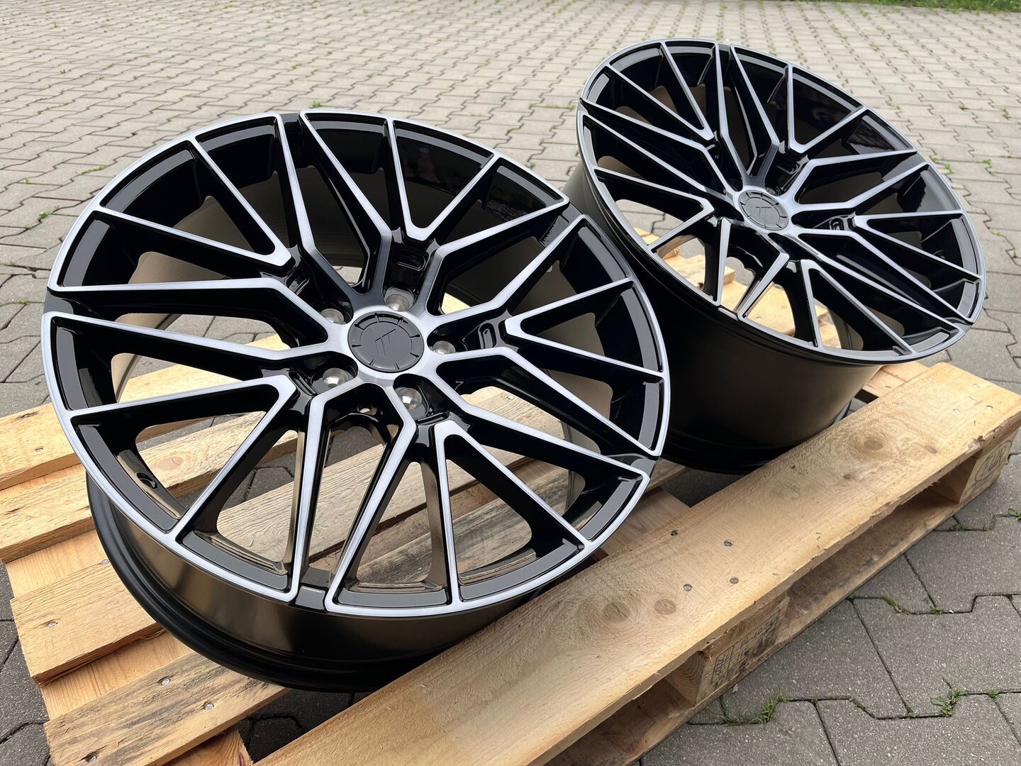 Japan Racing JR38 19" 8J ET35 + 9J ET40 5x112 Black Brushed w/Tinted Face - obrazek 6