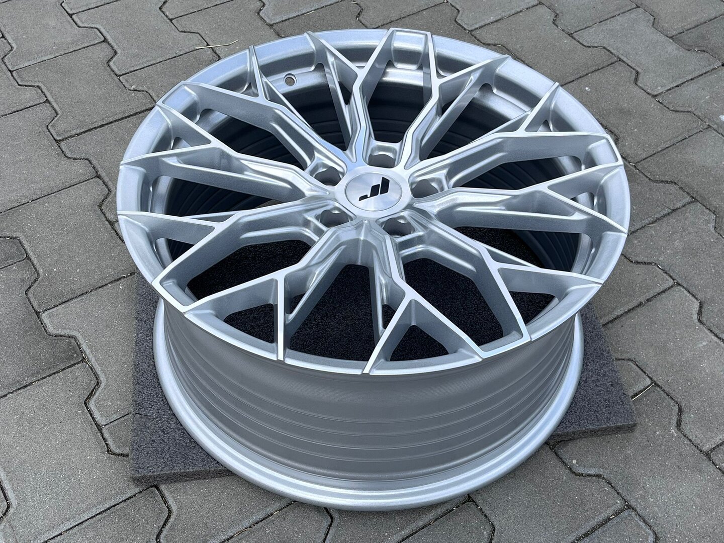 Japan Racing JR49 18" 8J ET42 5x112 Silver Machined Face - obrazek 5