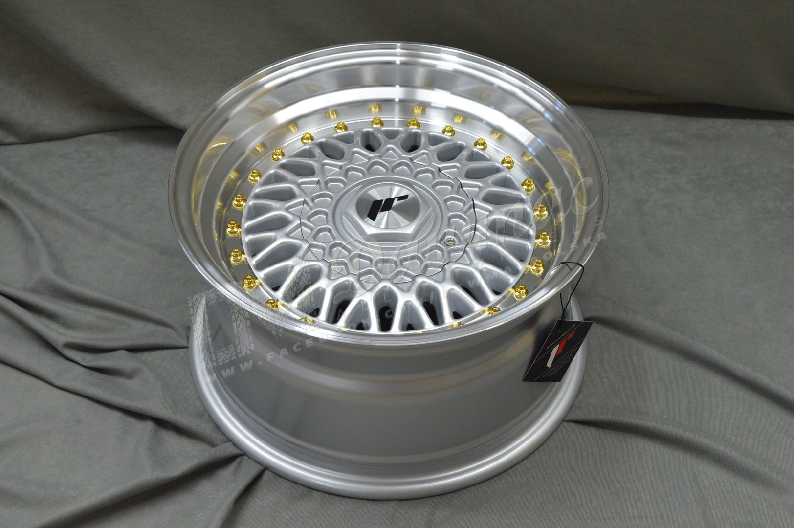 Japan Racing JR9 15" 8J ET20 4x100/4x108 Silver w/ Machined Lip Gold Rivets - obrazek 5