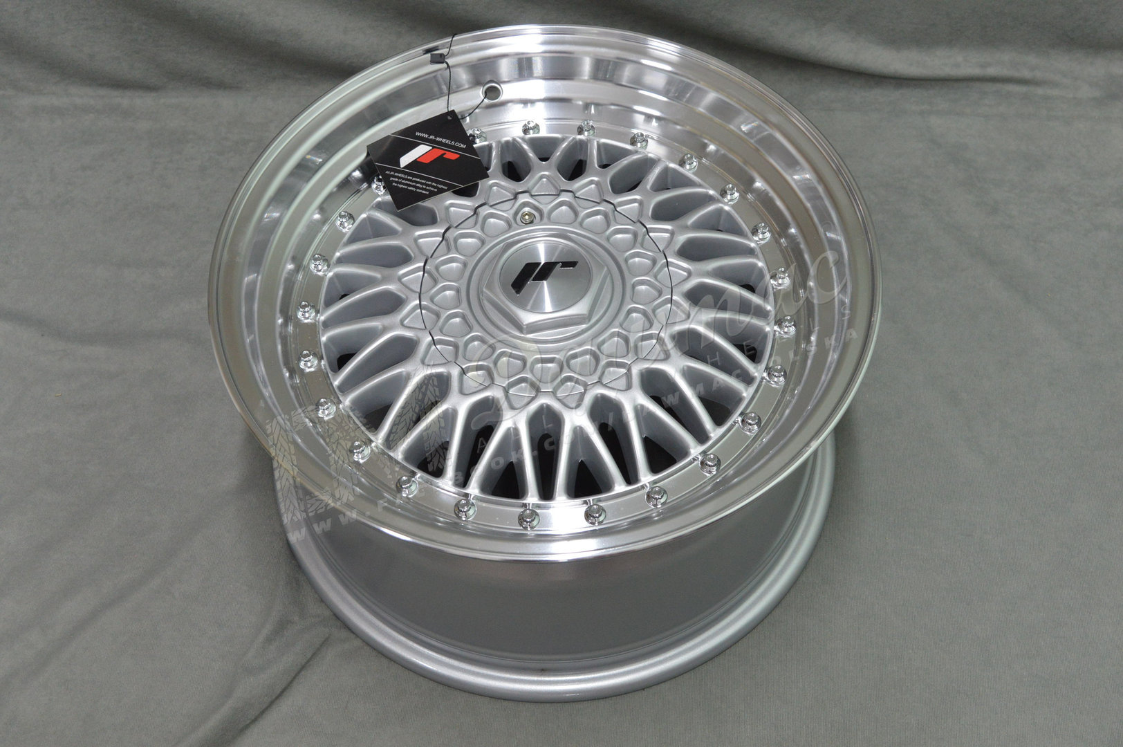 Japan Racing JR9 15" 8J ET20 4x100/4x108 Silver w/ Machined Lip Silver Rivets - obrazek 5