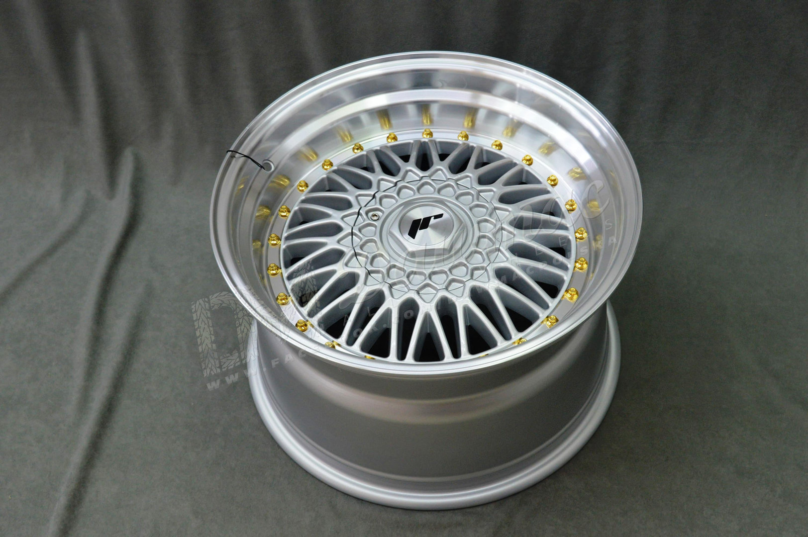 Japan Racing JR9 17" 10J ET20 BLANK Silver w/Machined Lip Gold Rivets - obrazek 5