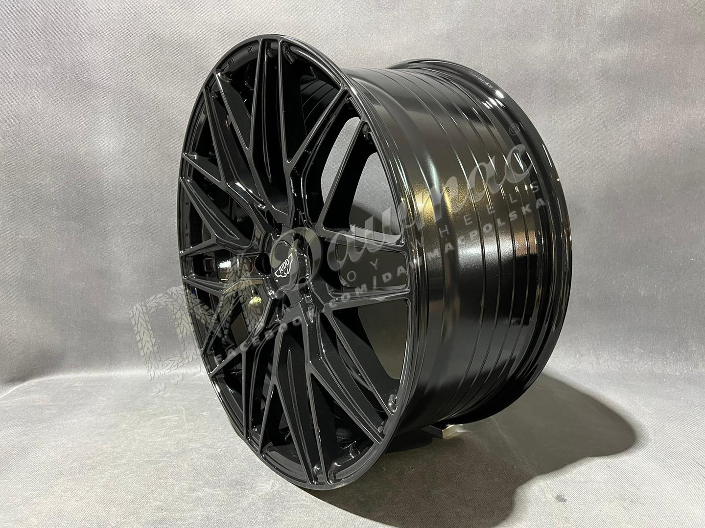 Judd Model One 22" 9J ET25-ET50 5x100-5x130 Gloss Black - obrazek 3