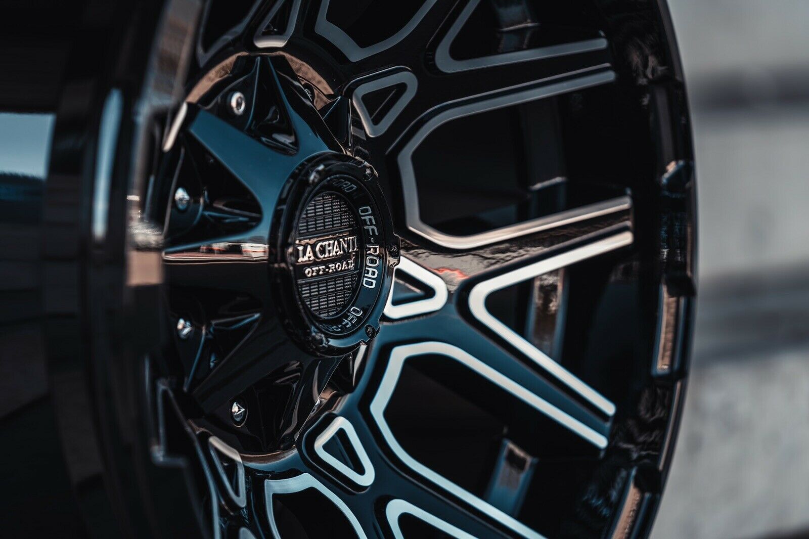 La Chanti LC-OF2 20" 10J ET-19 5x114,3/5x139,7 Gloss Black Machine Face - obrazek 3