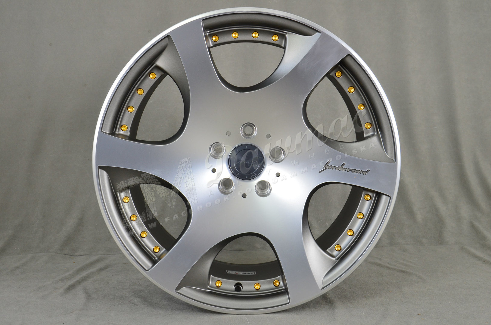 MRR VP3 19" 10,5J ET15-ET25 5x112-5x120,65 Gun Metal w/ Gold Rivets - obrazek 2