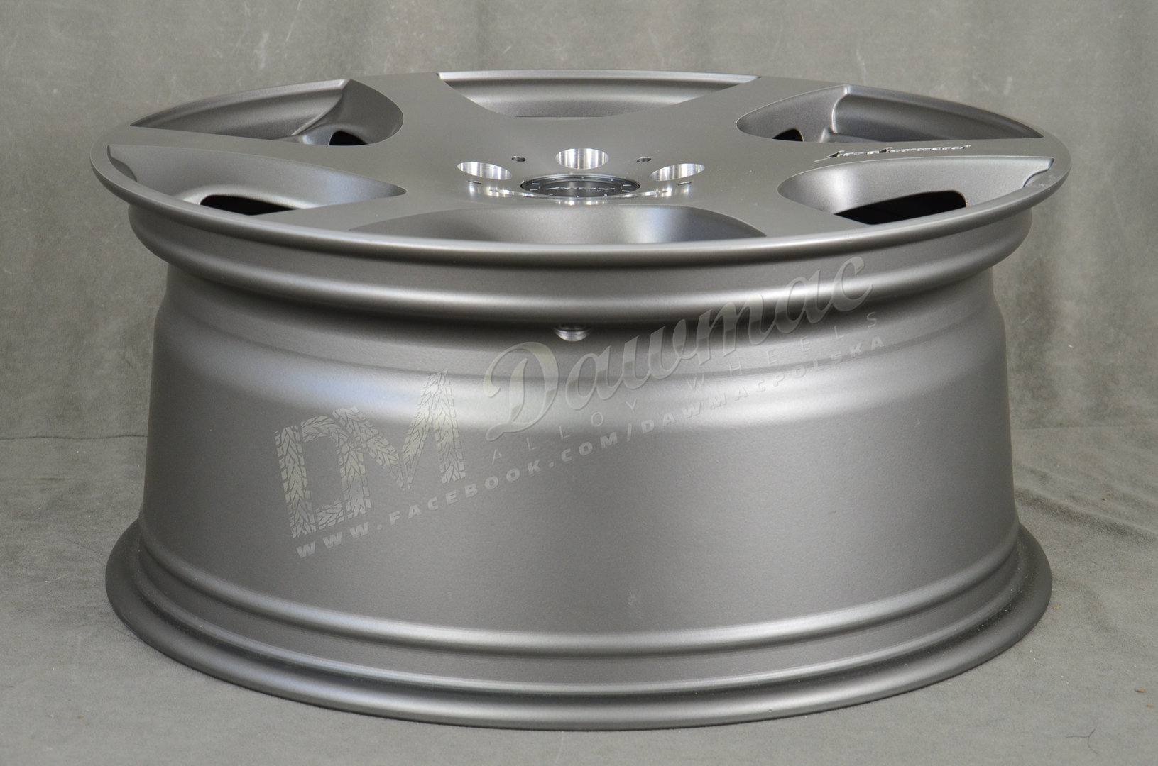 MRR VP3 19" 8,5J ET15-ET45 5x112-5x120,65 Gun Metal w/ Gold Rivets - obrazek 6