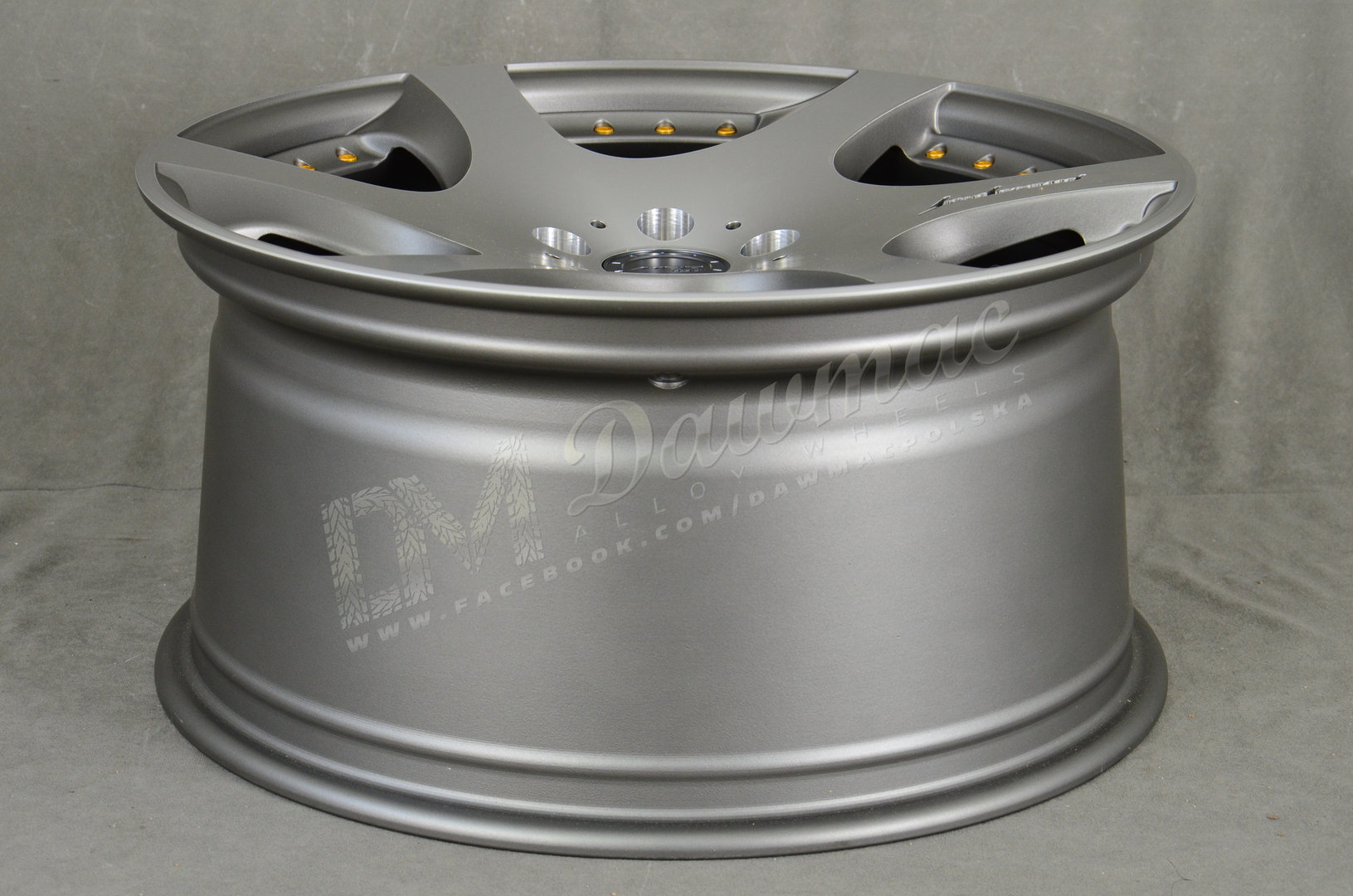 MRR VP3 19" 9,5J ET15-ET45 5x112-5x120,65 Gun Metal w/ Gold Rivets - obrazek 6