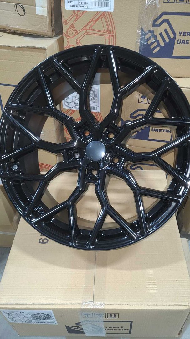 Model: 318 19" 8,5J ET33 + 9,5J ET37 5x112 Gloss Black - obrazek 2