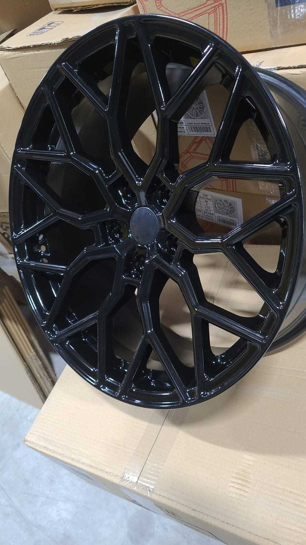 Model: 318 19" 8,5J ET33 + 9,5J ET37 5x112 Gloss Black - obrazek 4