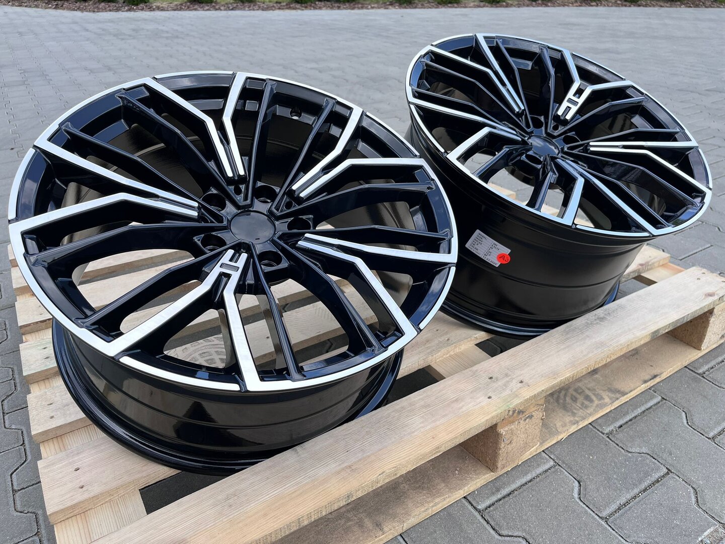 Model: 334/335 20" 8,5J ET30 + 9,5J ET40 5x112 BFP - obrazek 3