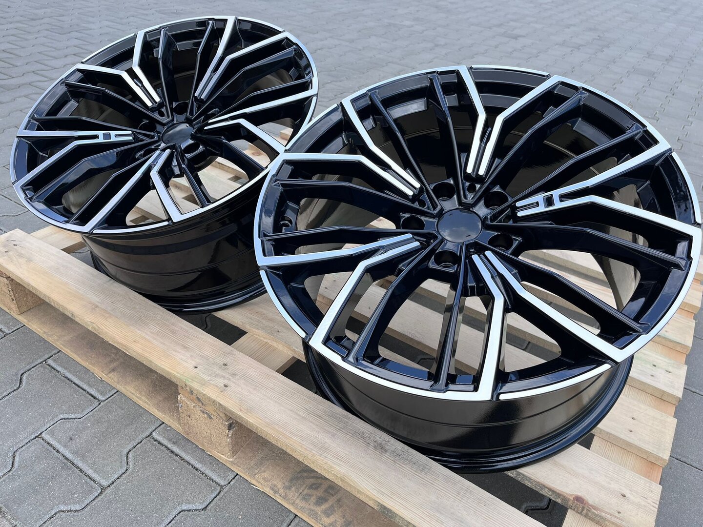 Model: 334/335 20" 8,5J ET30 + 9,5J ET40 5x112 BFP - obrazek 7