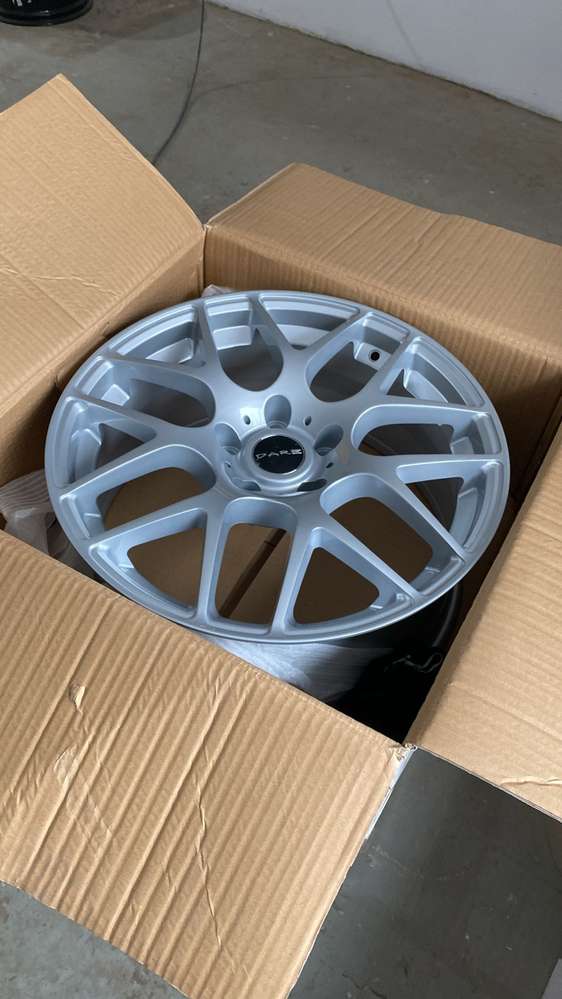 Model: 6055 18" 8J ET40 + 8,5J ET45 5x120 Silver / 3 sztuki